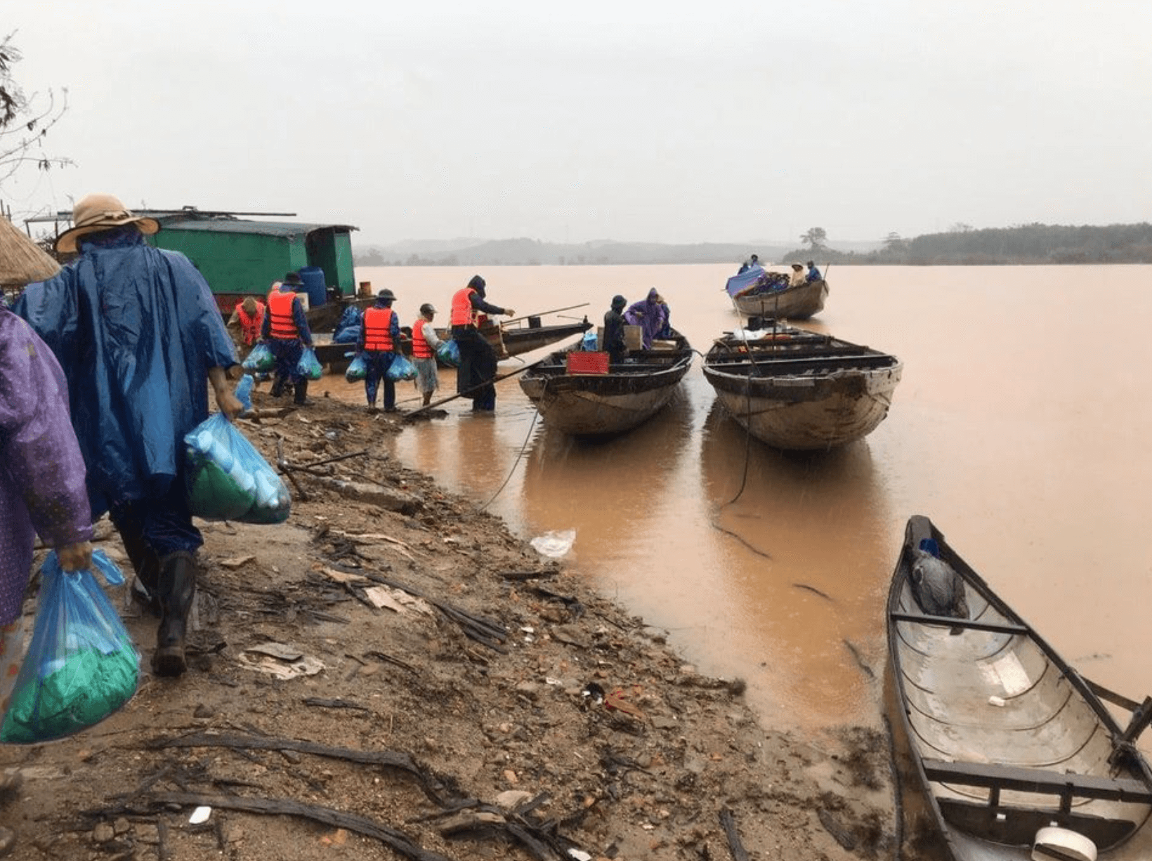 Hoàng Liên Sơn hỗ trợ Miền Trung